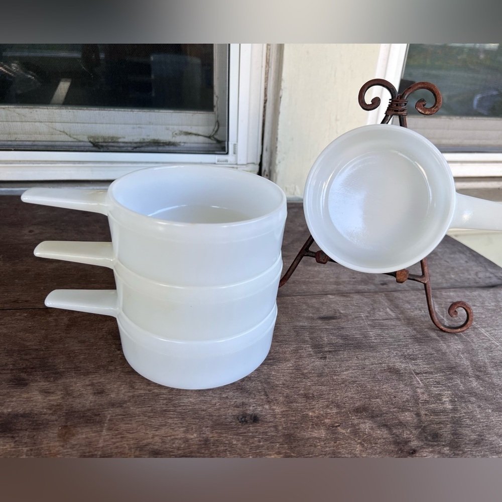 Vintage Milk Glass White Ovenware Soup Chili Bowl w Handle J-2639 14oz MCM USA